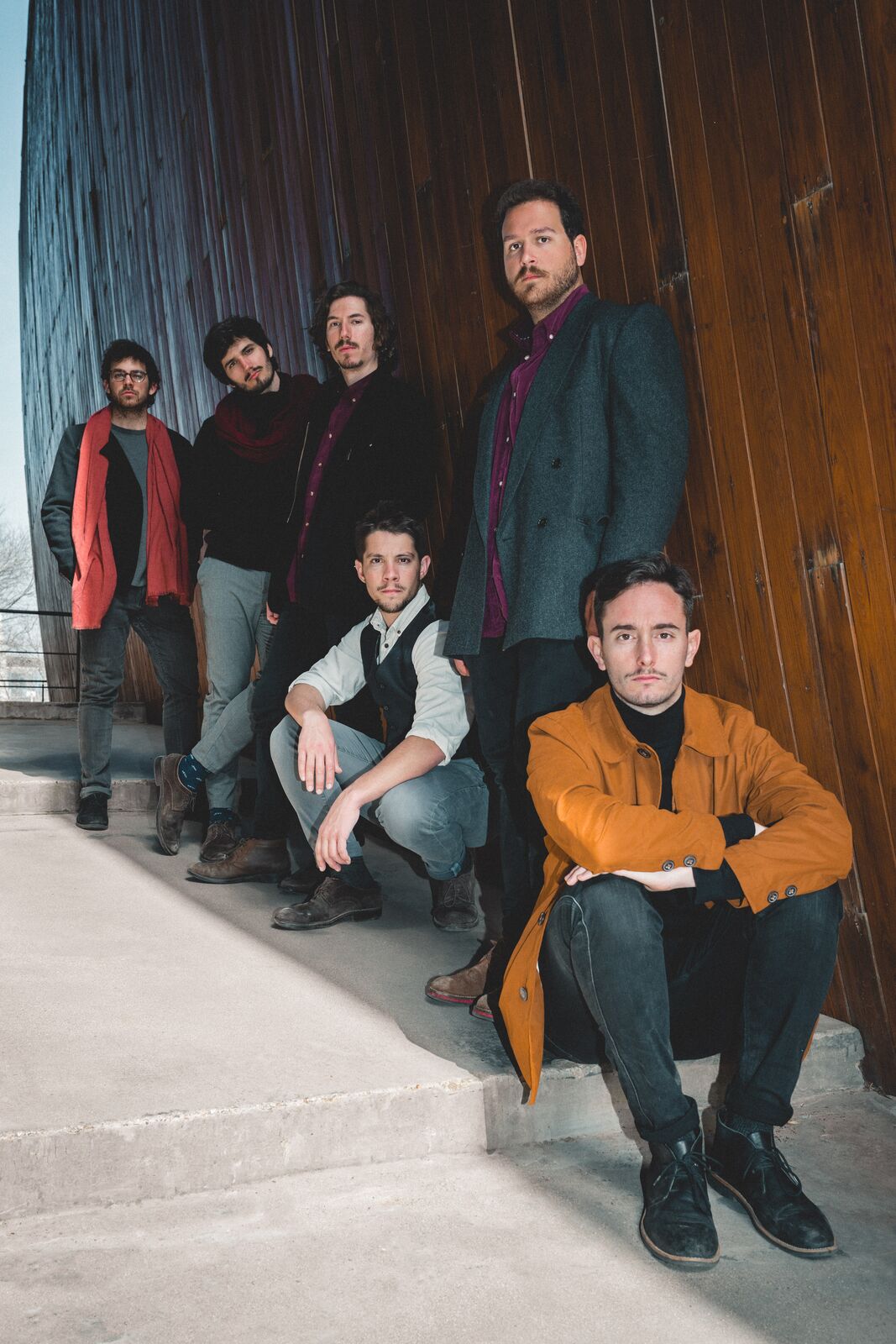 Los seis miembros de Perdido Godot en una sesión de fotos