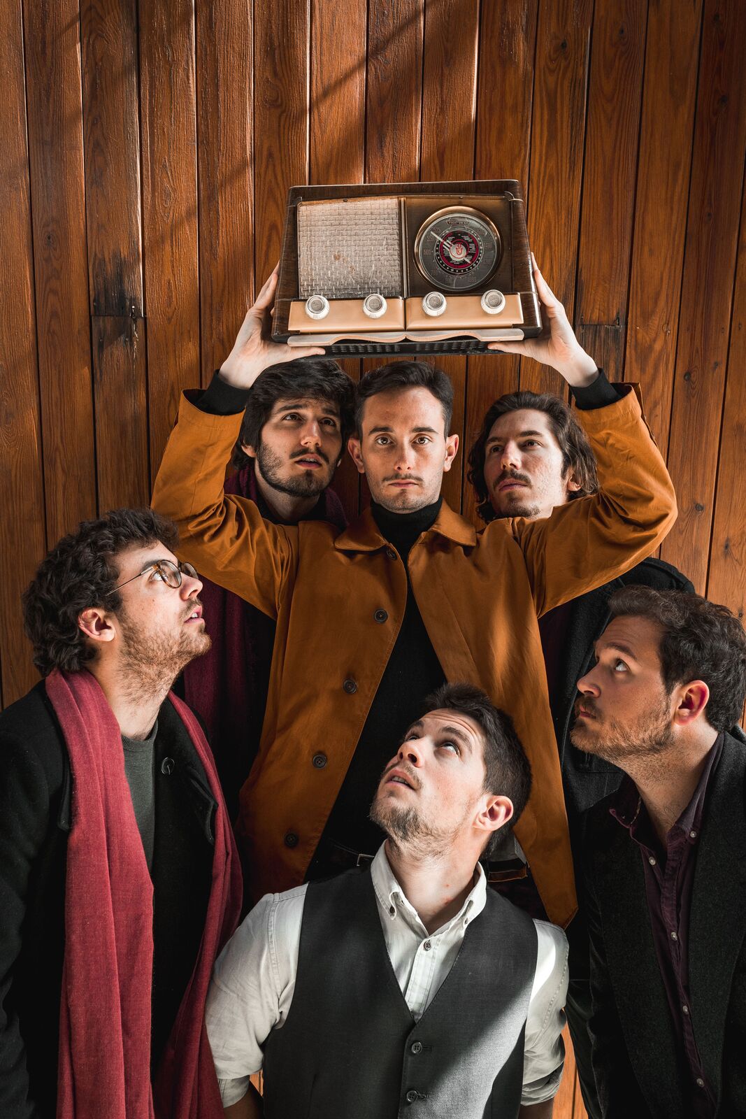 La banda Perdido Godot con una radio antigua en un estudio de madera