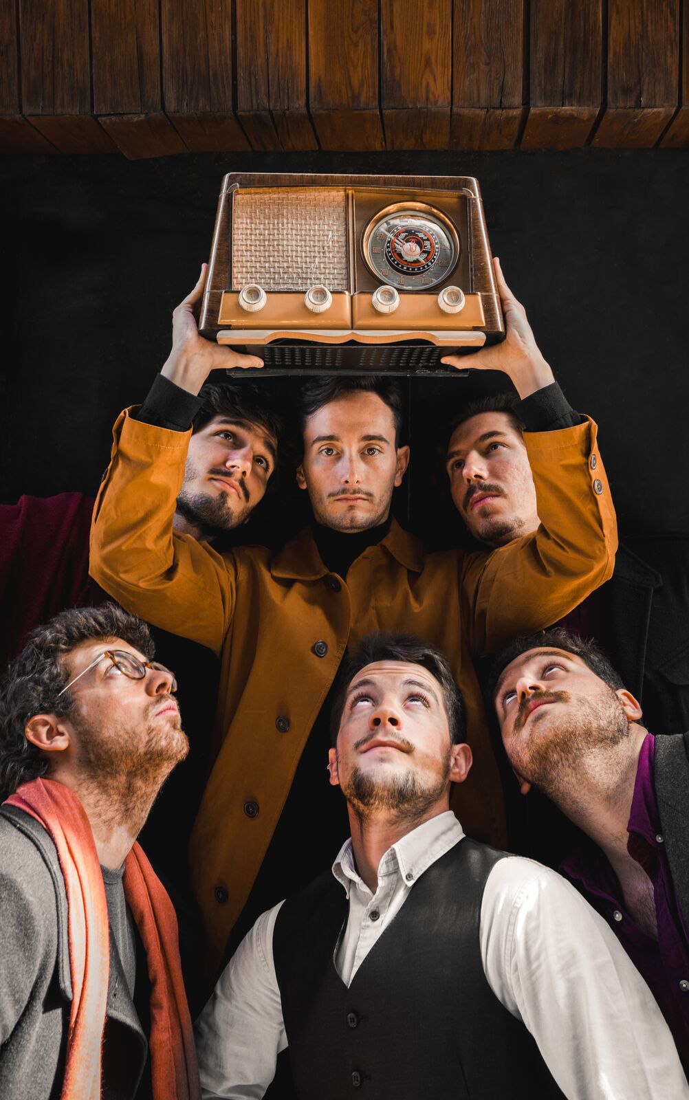 Primer plano de Perdido Godot sosteniendo una radio antigua